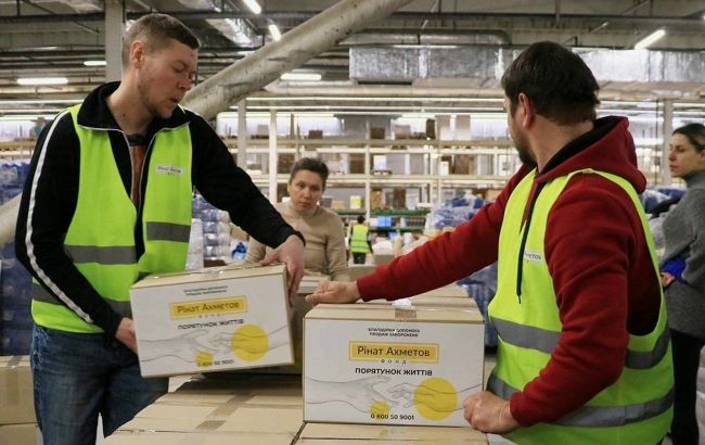 Фонд Ахметова передал очередную партию продуктов для жителей Киева