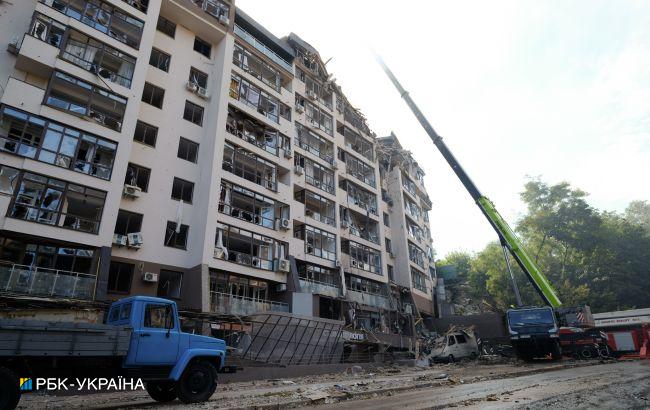 Ракетные удары по Киеву: пожар потушили, продолжается разбор завалов