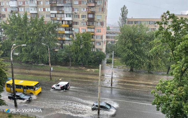 Киев накрыл сильный ливень с градом