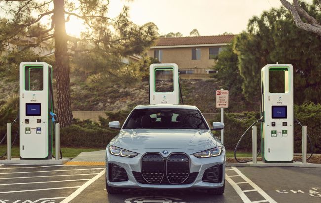 Буквально даром: BMW сделает зарядку для своих электромобилей бесплатной