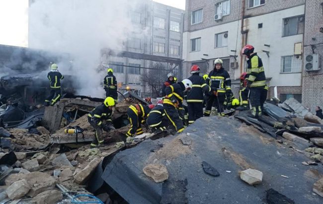 Взрыв в Дарницком районе Киева: трое погибших, под завалами еще один человек