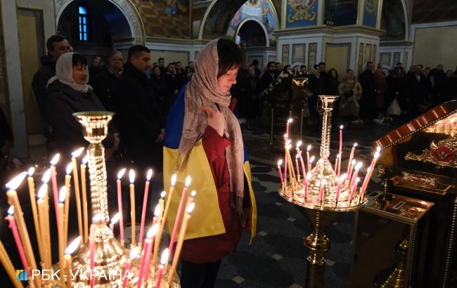 Як у Київській лаврі ПЦУ та УПЦ МП провели Великодні служби (відео і фото)