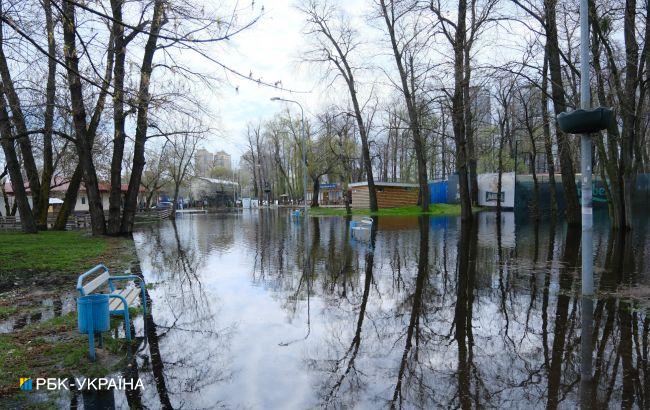 "Большая вода" добралась до Киева. Фоторепортаж из затопленного Гидропарка