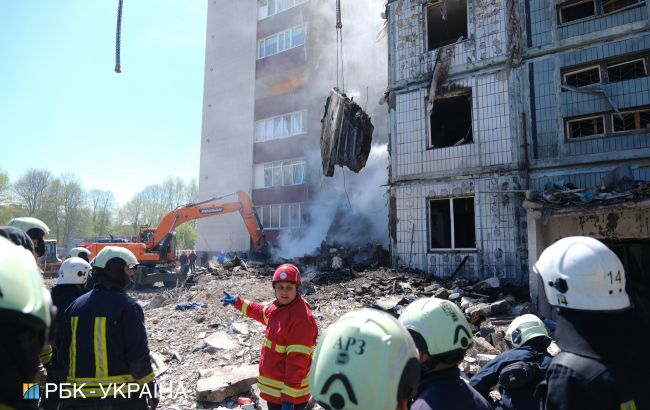В Умані під час розбору завалів будинку спалахнула пожежа (відео)