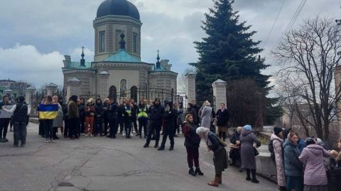 Бійка в Хмельницькому: під церквою УПЦ зібрався мітинг, були сутички