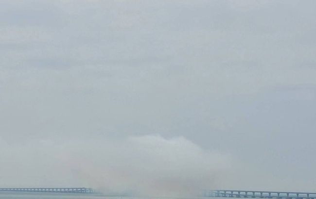 Над Кримським мостом помітили густий дим, окупанти раптово його закривали (відео)