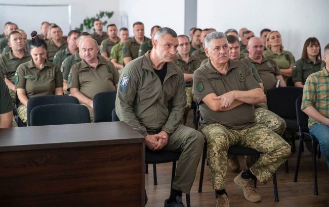 Кличко побывал в воинской части, получающей помощь из бюджета Киева