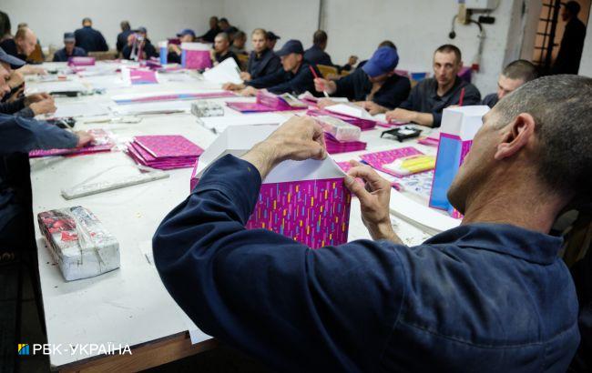 Каша с мясом, работа и барбершоп: как живут оккупанты в украинском плену