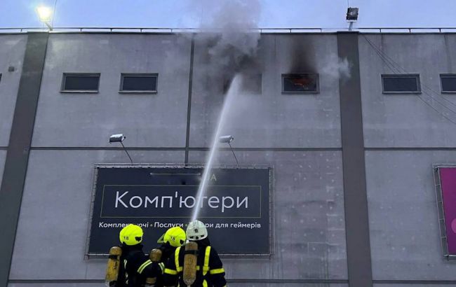 У Києві загасили пожежу в ТЦ, є постраждалі