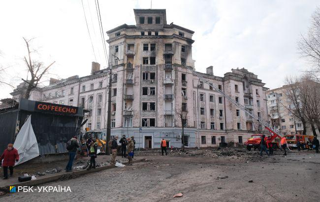 Неразорванный снаряд, выбитые окна и глубокая воронка. Последствия атаки на Киев в фото