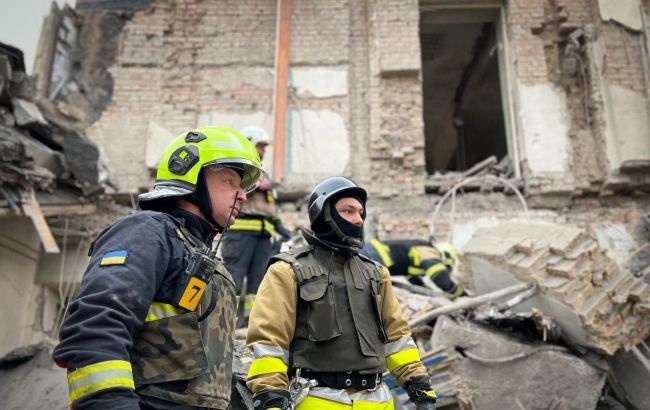 Ракетная атака на Киев: в Печерском районе под завалами могут быть люди