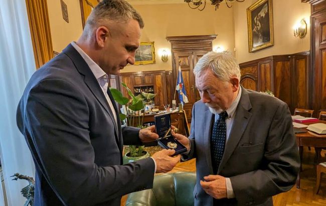 Кличко вручил мэру Кракова знак отличия "За содействие обороне Киева"