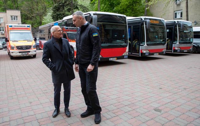 На запрошення Кличка до Києва приїхав мер Гамбурга: передав автобуси та "швидкі"