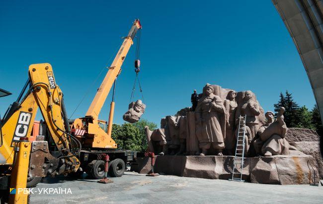 У Києві демонтують пам’ятник під колишньою "Аркою дружби народів" (фото, відео)