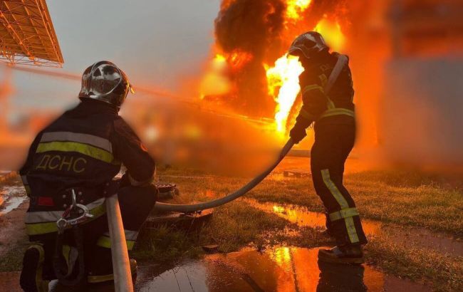 У Київській області через атаку РФ сталася пожежа на промисловому обʼєкті