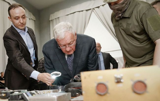 Побачив на власні очі: ГУР показало Келлогу західні мікросхеми в техніці РФ