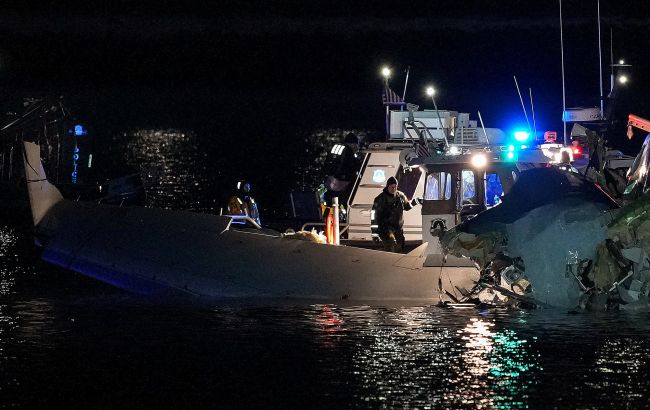 Столкнулись в воздухе. Что известно об авиакатастрофе самолета и вертолета возле Вашингтона