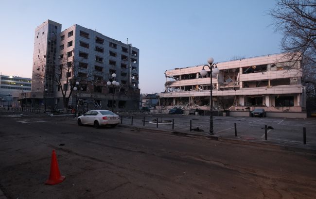 Появились первые фото последствий атаки баллистикой по Киеву: что известно