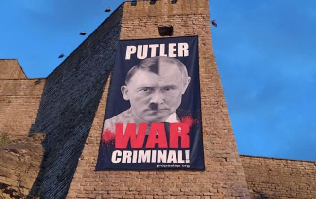 "Путлєр - воєнний злочинець": естонський музей вивісив плакат на кордоні з РФ