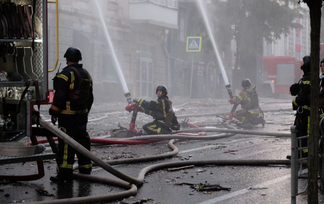 Київ після атаки: вигорілі квартири, дим і уламки - репортаж із місця подій (фото, відео)