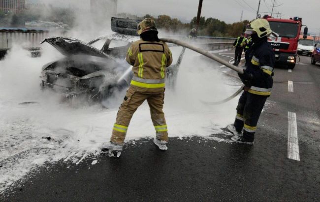 В Киеве на Северном мосту во время движения загорелся автомобиль (фото)