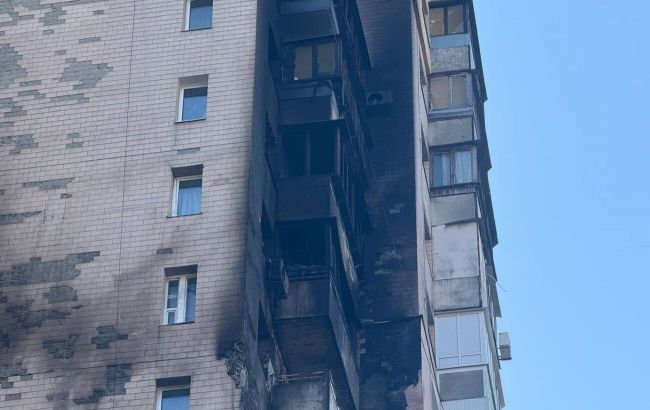 Обгорілі висотки. Який вигляд мають багатоповерхівки в Києві після прильотів (фото)