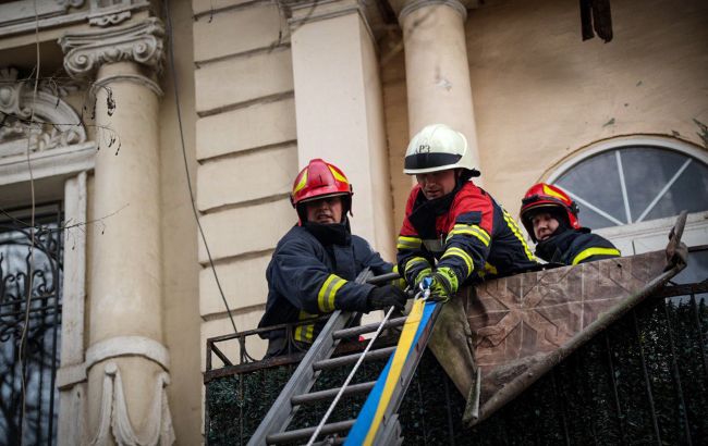 В центрі Одеси обвалився балкон з людьми: деталі від рятувальників
