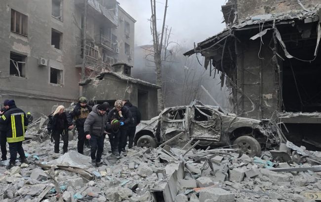 Який вигляд має п'ятиповерхівка в Харкові після удару РФ: репортаж РБК-Україна