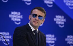 "Око тигра": чому Макрон з&rsquo;являється у стилі Роккі та не знімає сонцезахисні окуляри