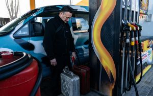 Заправлятися чи чекати? Чому ціни на АЗС ростуть і чи можлива "картельна змова"