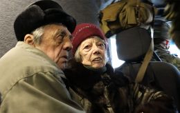 "Мне прилетело в дом". Репортаж из Дружковки, где воду черпают из луж, а за людьми охотятся КАБы