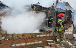 Росія вдарила по центру Балаклії, горять будинки, є загиблі (фото)