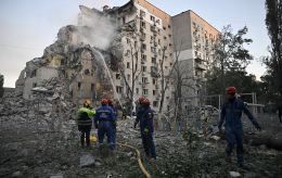 Обвал дома на Дарнице, авиация тушит пожары, люди под завалами: все об ударе по Киеву