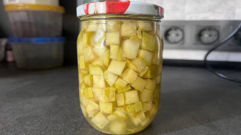 Ананаси більше не купую! Рецепт кабачків від моєї свекрухи підкорив усю родину з першої банки