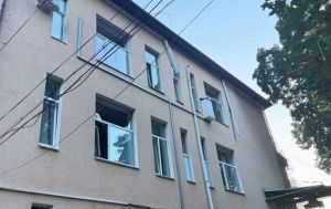 Росія влучила на територію дитячої лікарні в Києві, утворилась велика вирва (фото)