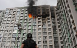 У Києві спалахнула 16-поверхівка через ранкову атаку дронів (фото)