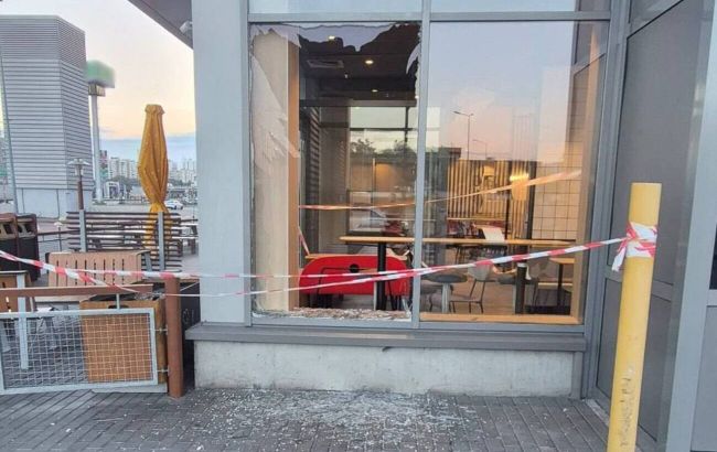 В Киеве поврежден McDonald's в результате дроновой атаки: полиция показала фото