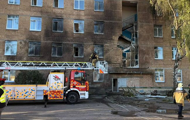 Реактивный дрон попал в школу в Киеве, возник пожар (фото)