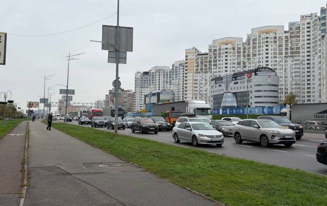 Київ скували затори: де найскладніший рух 29 жовтня та скільки коштує таксі