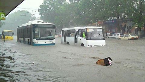 Улицы оккупированного Симферополя залило водой