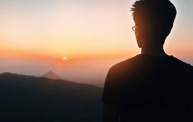 В Киеве спасатели сняли с чужого балкона парня, который хотел сфотографировать рассвет