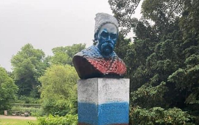 В Дании осквернили памятник Тарасу Шевченко и раскрасили в российский триколор