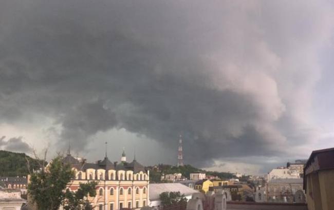 В Киеве люди массово публикуют фото непогоды