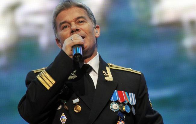 Олегу Газманову подарили пулемет и каску