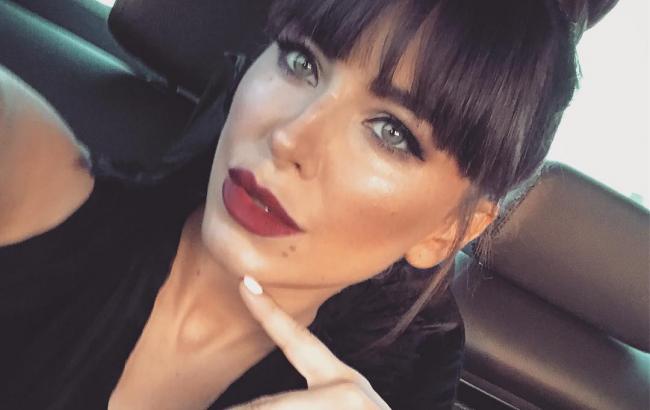 Ани Лорак показала вещь, с которой никогда не расстается во время перелетов