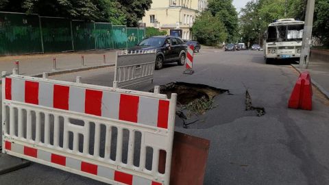 Через прорив труби у Києві обмежений рух транспорту
