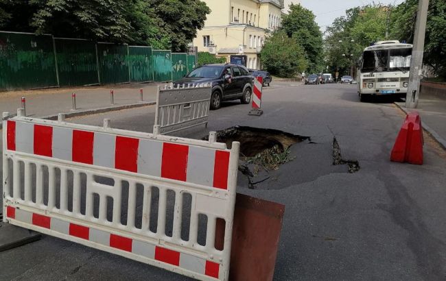 Из-за прорыва трубы в Киеве ограничено движение транспорта