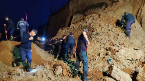 Зсув зійшов на пляж в Одеській області: шукати постраждалих будуть вночі