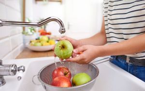 Головна помилка під час миття фруктів та овочів, яка шкодить сантехніці