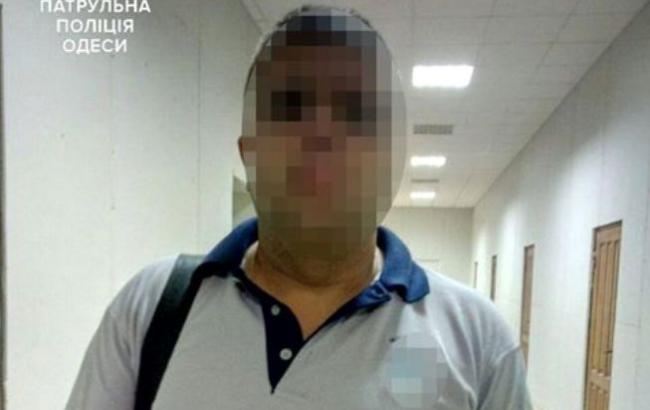 В Одессе задержали мужчину, который выбросил животное с 14-го этажа